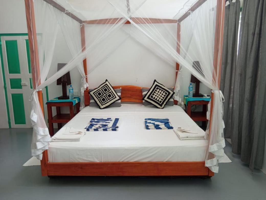 Beach House Kalukatiya - Family Villa, Seaview Room, Garden Room ディックウェラ エクステリア 写真
