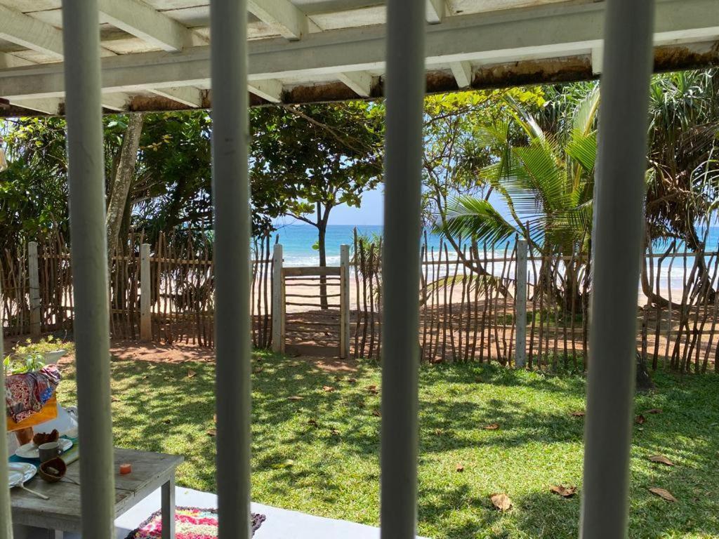 Beach House Kalukatiya - Family Villa, Seaview Room, Garden Room ディックウェラ エクステリア 写真