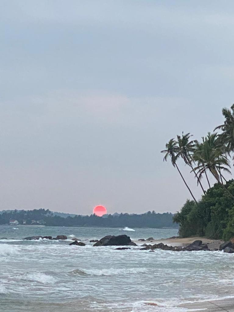 Beach House Kalukatiya - Family Villa, Seaview Room, Garden Room ディックウェラ エクステリア 写真